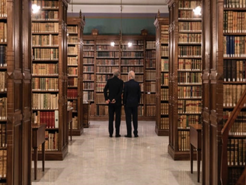 El Defensor y Santiago Muñoz visitan una biblioteca de la sede de la RAE