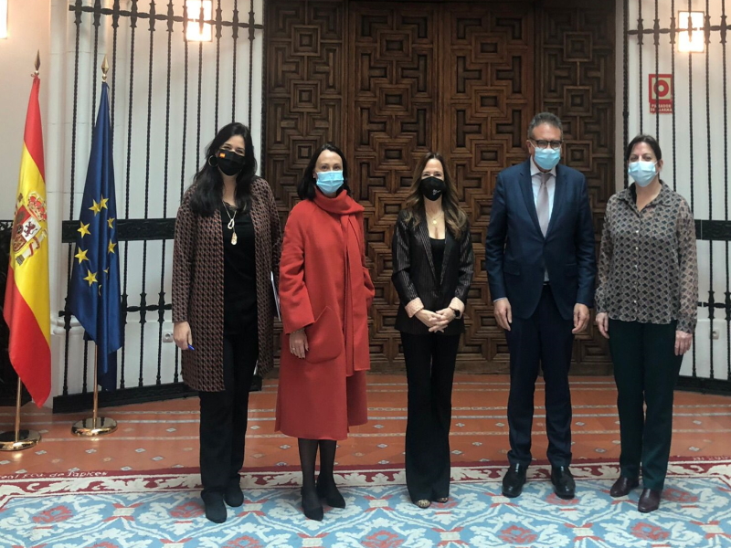 Foto de grupo, de izquierda a derecha: Yolanda Ibarrola, Rocío López, Teresa Jiménez-Becerril, Andrés Jiménez y María José Pastor