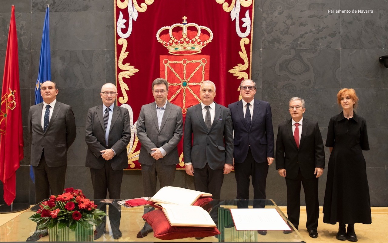 Ángel Gabilondo asiste a la toma de posesión de Patxi Vera como nuevo Defensor del Pueblo de Navarra