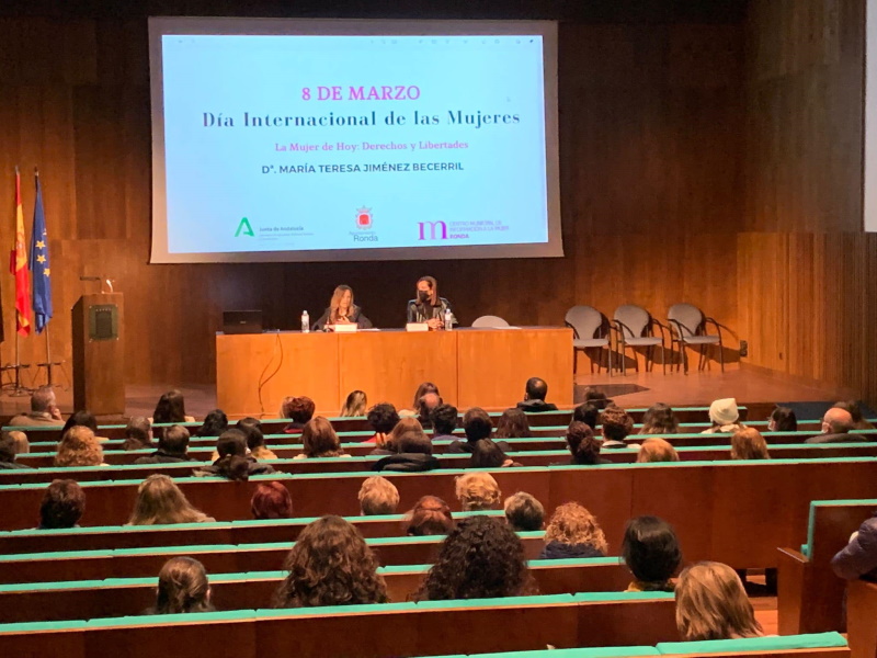 Teresa Jiménez-Becerril imparte una conferencia en Ronda sobre los derechos y libertades de las mujeres