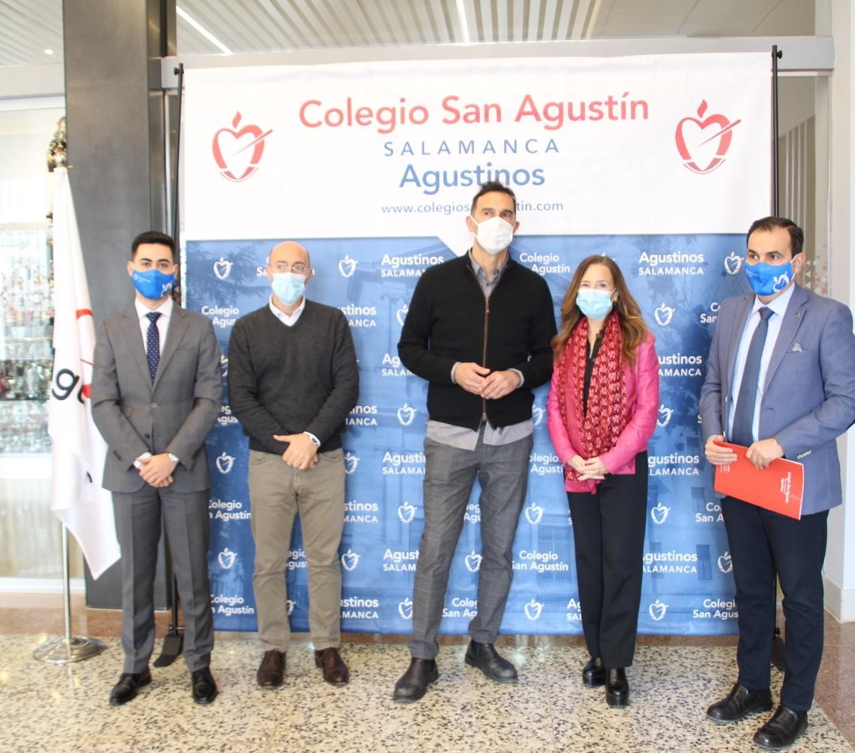 Teresa Jiménez Becerril en el photocall del Colegio San Agustín de Salamanca