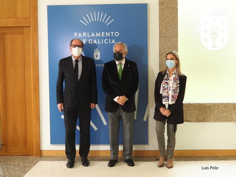 El Defensor, Miguel Santalices (presidente del Parlamento Gallego) y con la valedora do Pobo