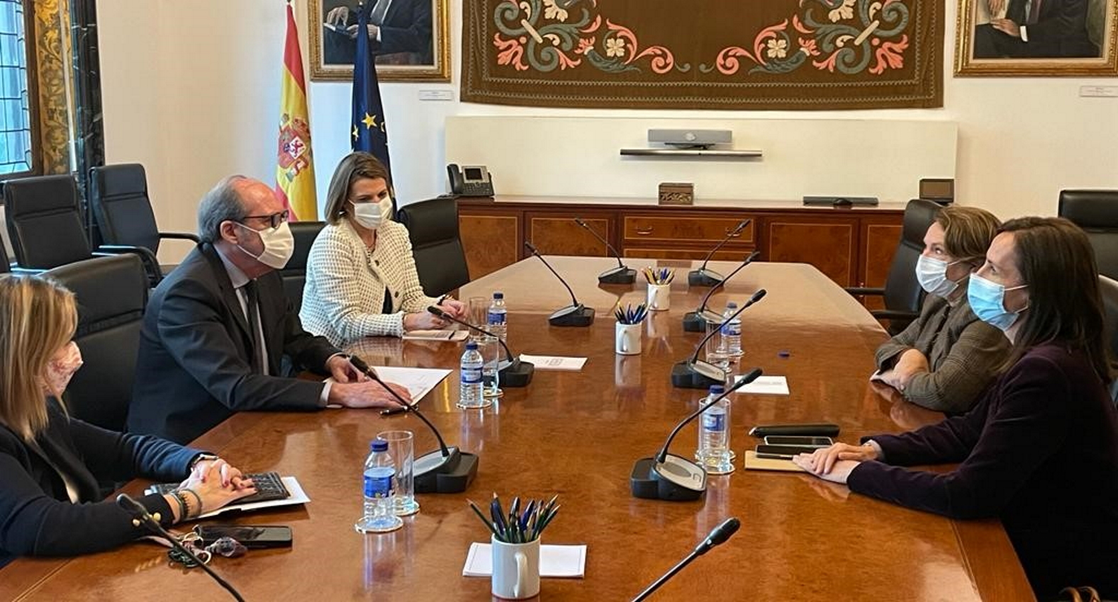 Foto de la reunión: Carmen Comas-Mata, Ángel Gabilondo, Isabel Aymerich, Aurora Díaz-Rato y Cecilia Robles