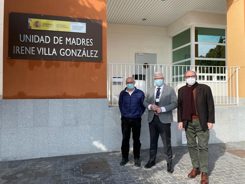 El director del MNP, Fernando Herrero, el director del centro penitenciario, Santiago de las Heras; y Ángel Gabilondo