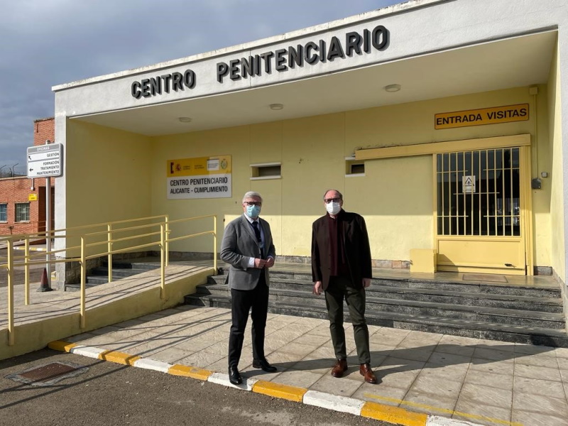 El director del centro penitenciario, Santiago de las Heras; y Ángel Gabilondo