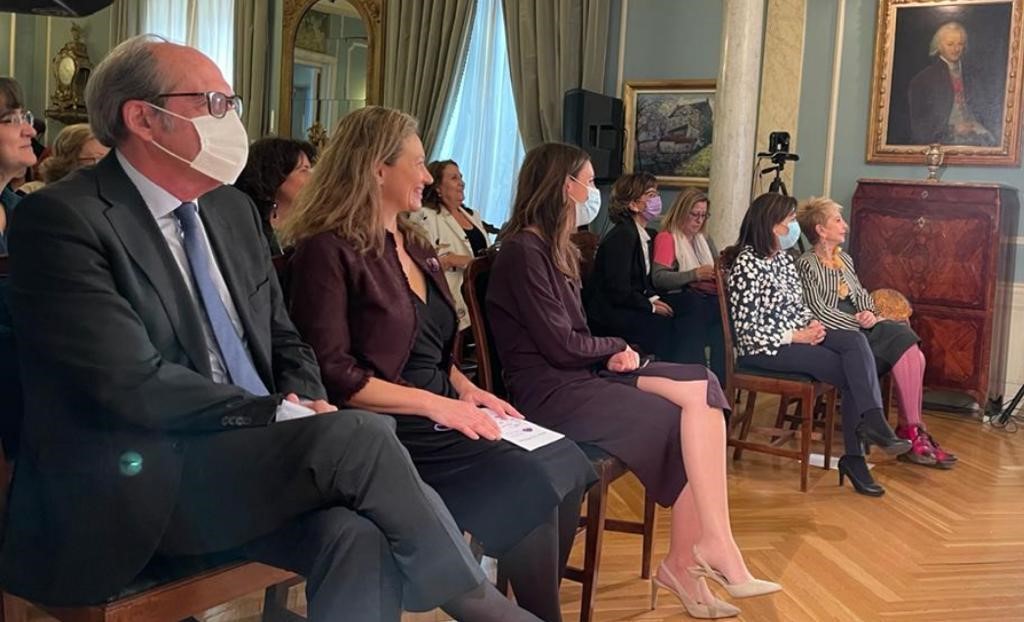 Ángel Gabilondo entre los asistentes a la entrega de los premios del Club de las 25