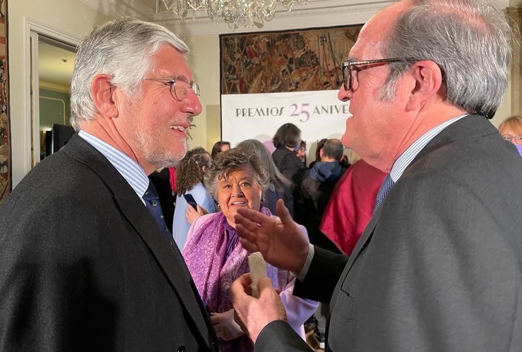 Ángel Gabilondo charla con Joâo Mira Gomez ante la atenta mirada de Cristina Almeida