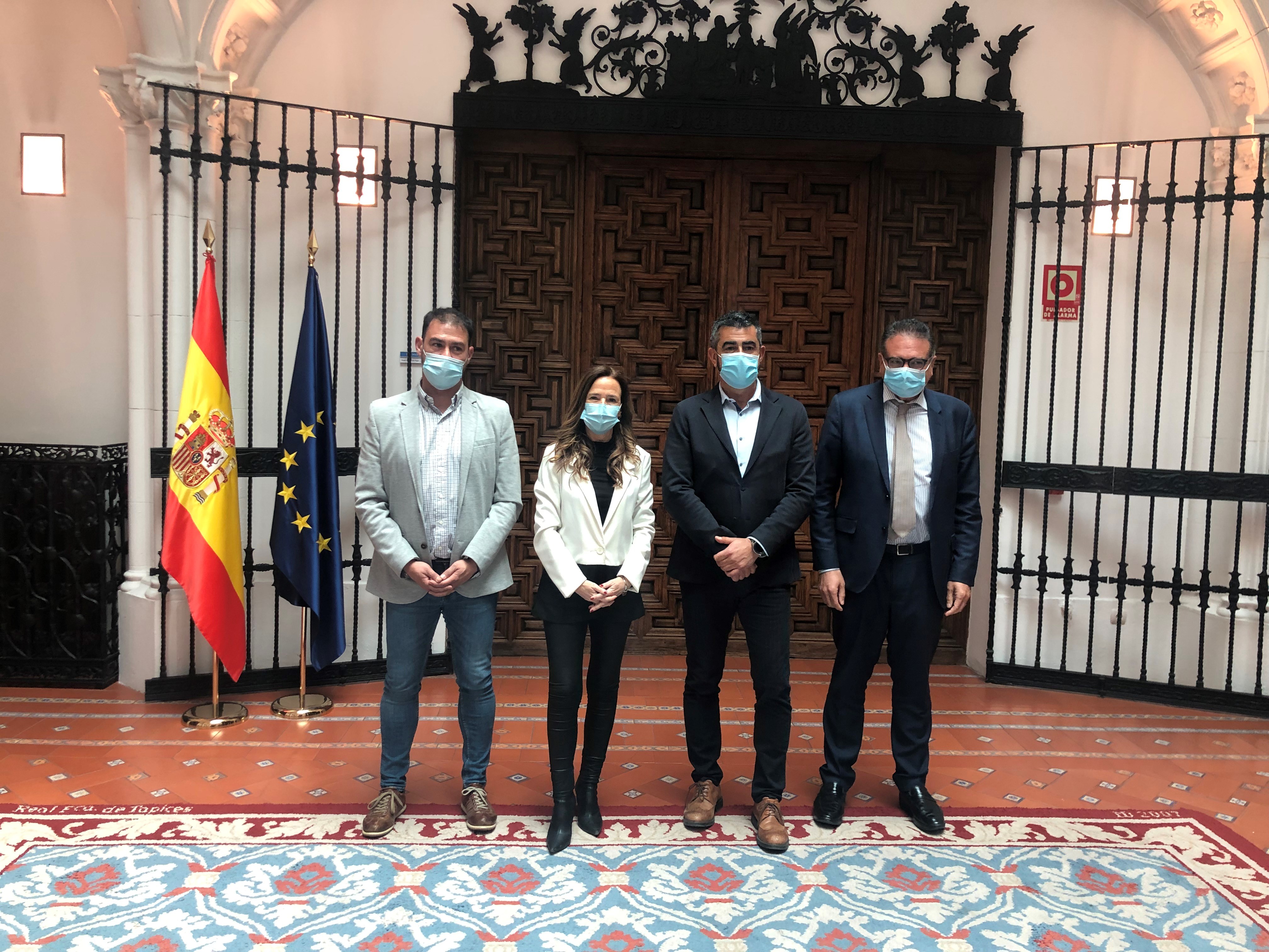 Foto de grupo, de izquierda a derecha: Ernesto Vilariño (secretario general de la Asociación Justicia para la Guardia Civil), Teresa Jiménez-Becerril (adjunta segunda), José Leal (secretario de comunicación de JUCIL) y Andrés Jiménez (director del área de seguridad y justicia)