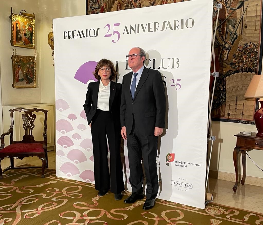 Ángel Gabilondo y Pilar del Río en el photocall de la entrega de los premios del Club de las 25