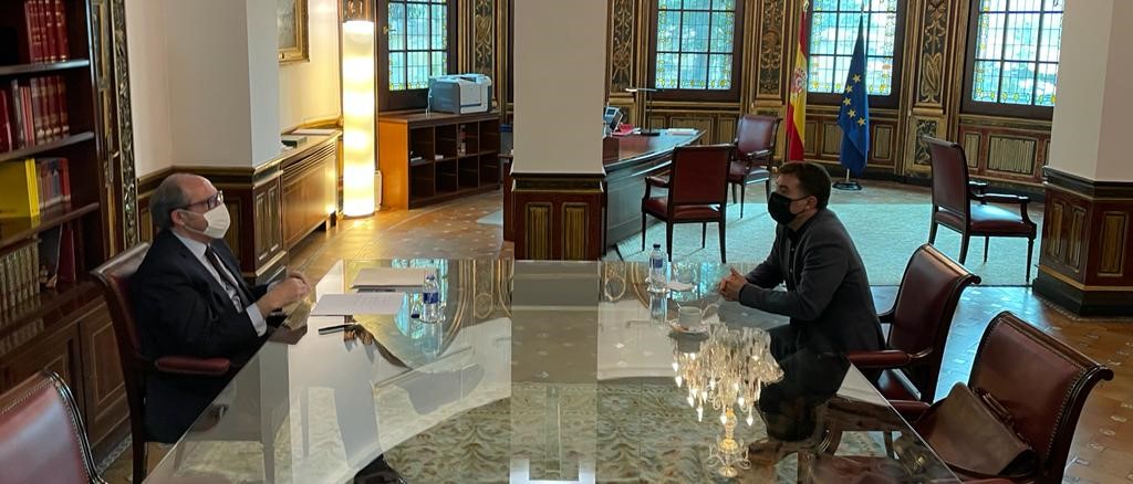 Ángel Gabilondo y Eduardo Santos durante su reunión en el despacho del Defensor