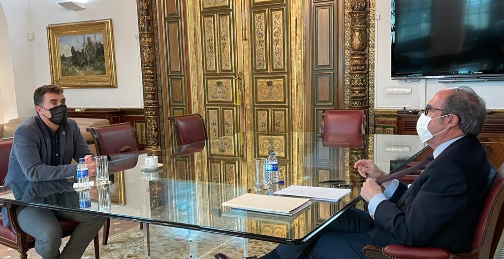 Ángel Gabilondo y Eduardo Santos durante su reunión en el despacho del Defensor