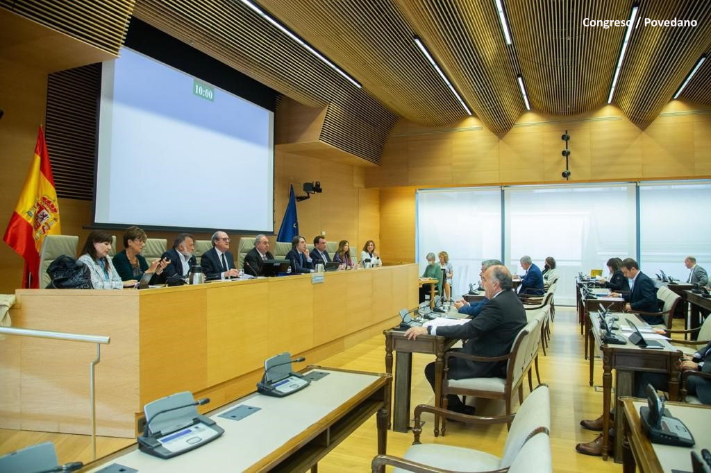 Momento de la intervención del Defensor donde se ve a todos los asistentes escuchando atentamente