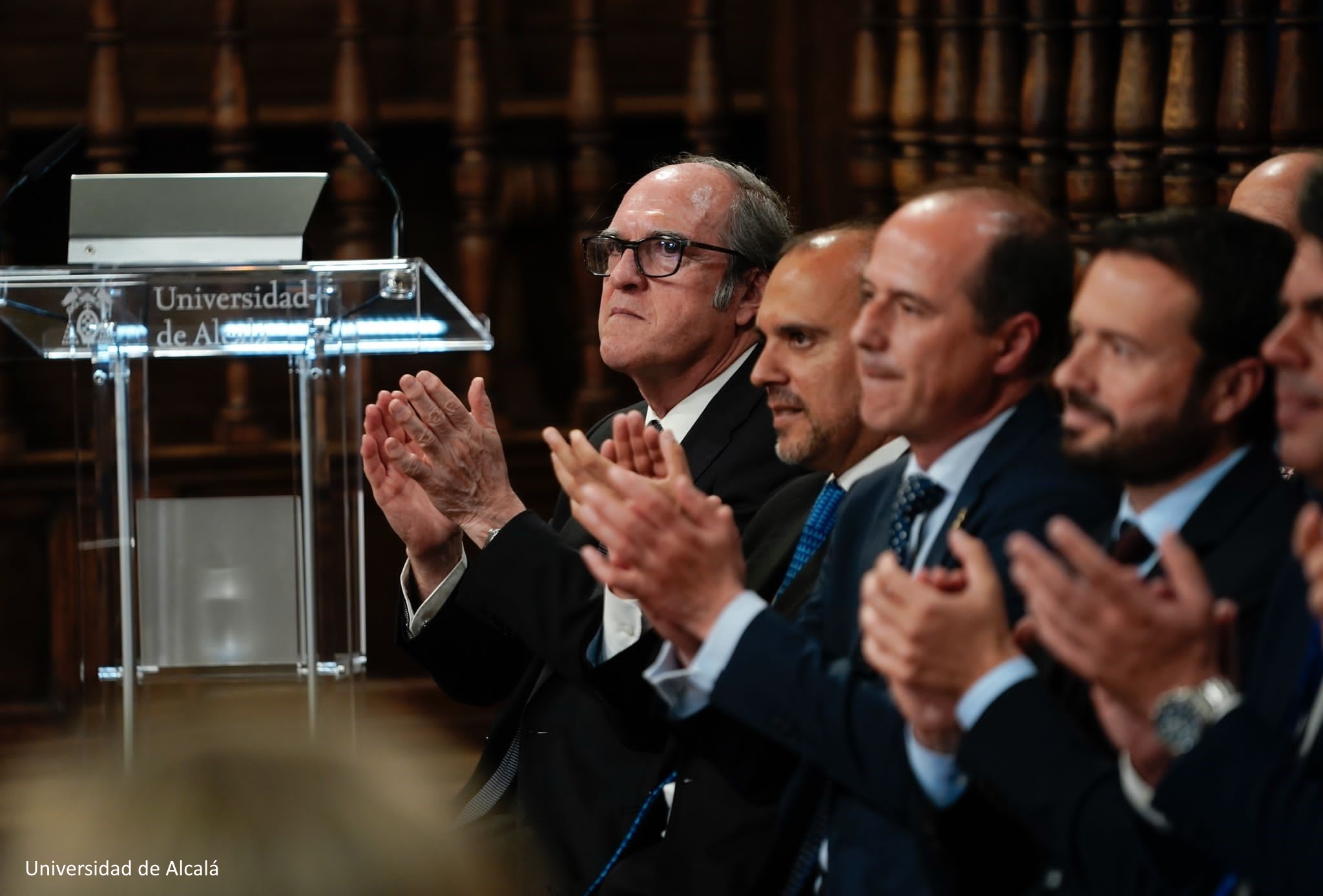 Ángel Gabilondo participa en la ovación tras el discurso de investidura de José Vicente Saz