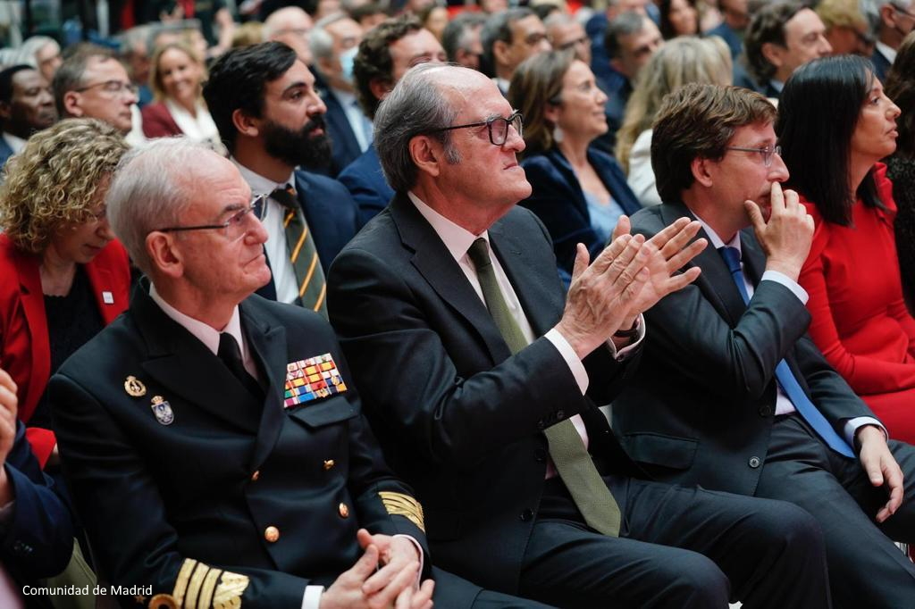 Asistentes al acto institucional del 2 de mayo, entre los que se ve al Defensor, José Luis Martínez-Almeida