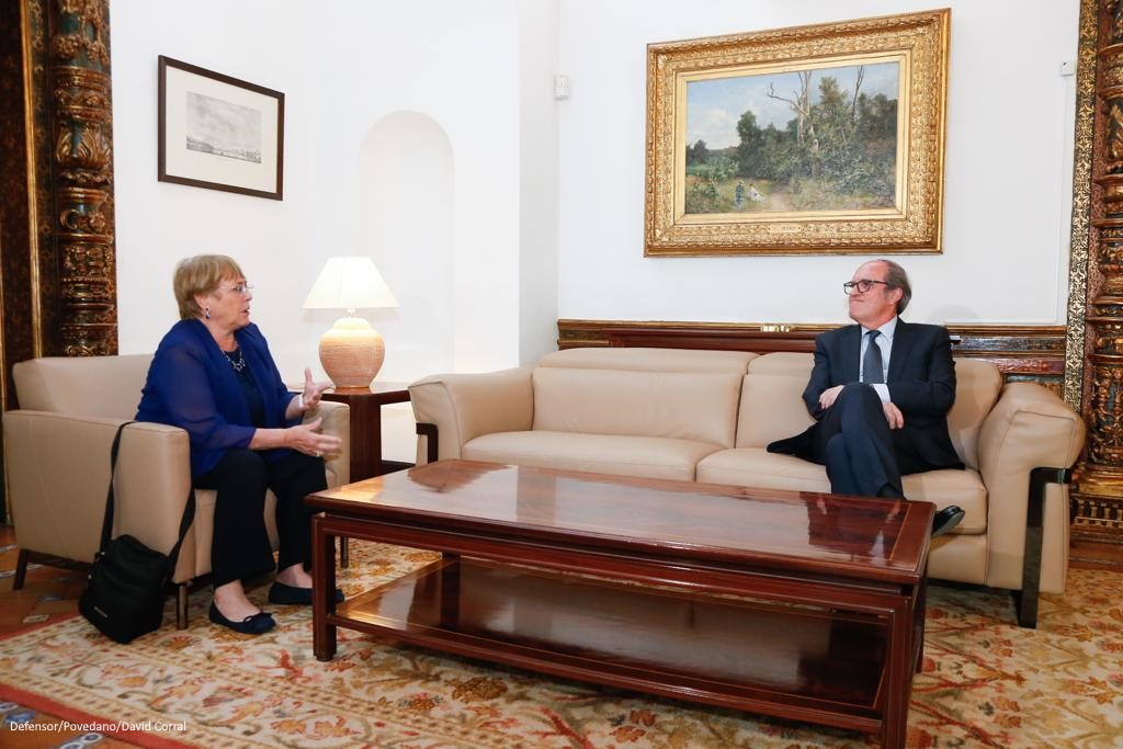 Michelle Bachelet habla con el Defensor del pueblo en su despacho en la sede de la institución