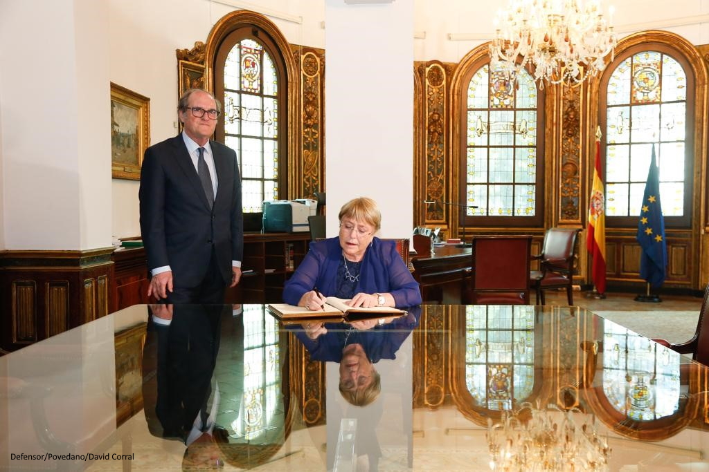 Michelle Bachelet firmando el libro de visitas del Defensor del Pueblo, ante la mirada de Ángel Gabilondo