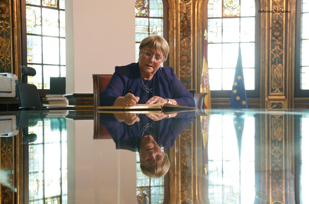 Michelle Bachelet firmando el libro de visitas del Defensor del Pueblo