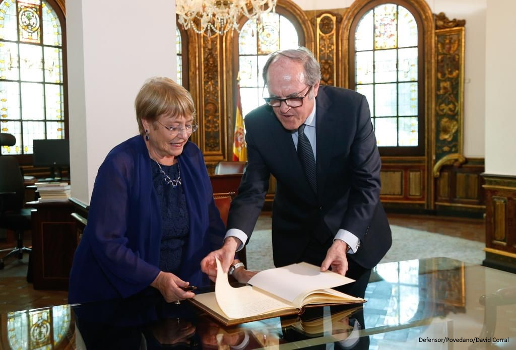 Ángel Gabilondo y Michelle Bachelet en el despacho del Defensor del Pueblo