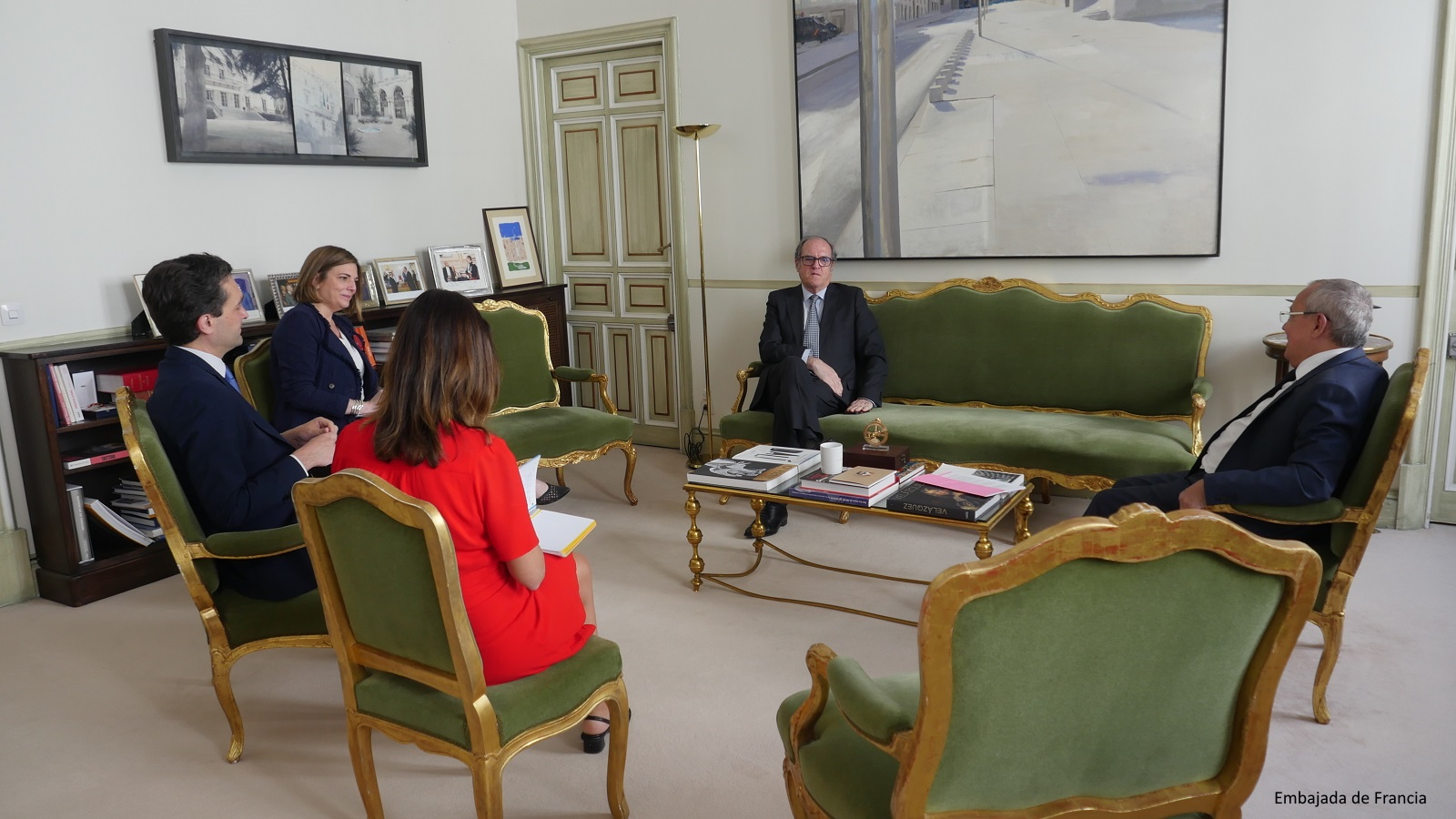 Ángel Gabilondo, Jean-Michel Casa, Mariel Garrigos, Philippe Devaud e Isabel Aymerich se reúnen en uno de los salones de la embajada de Francia