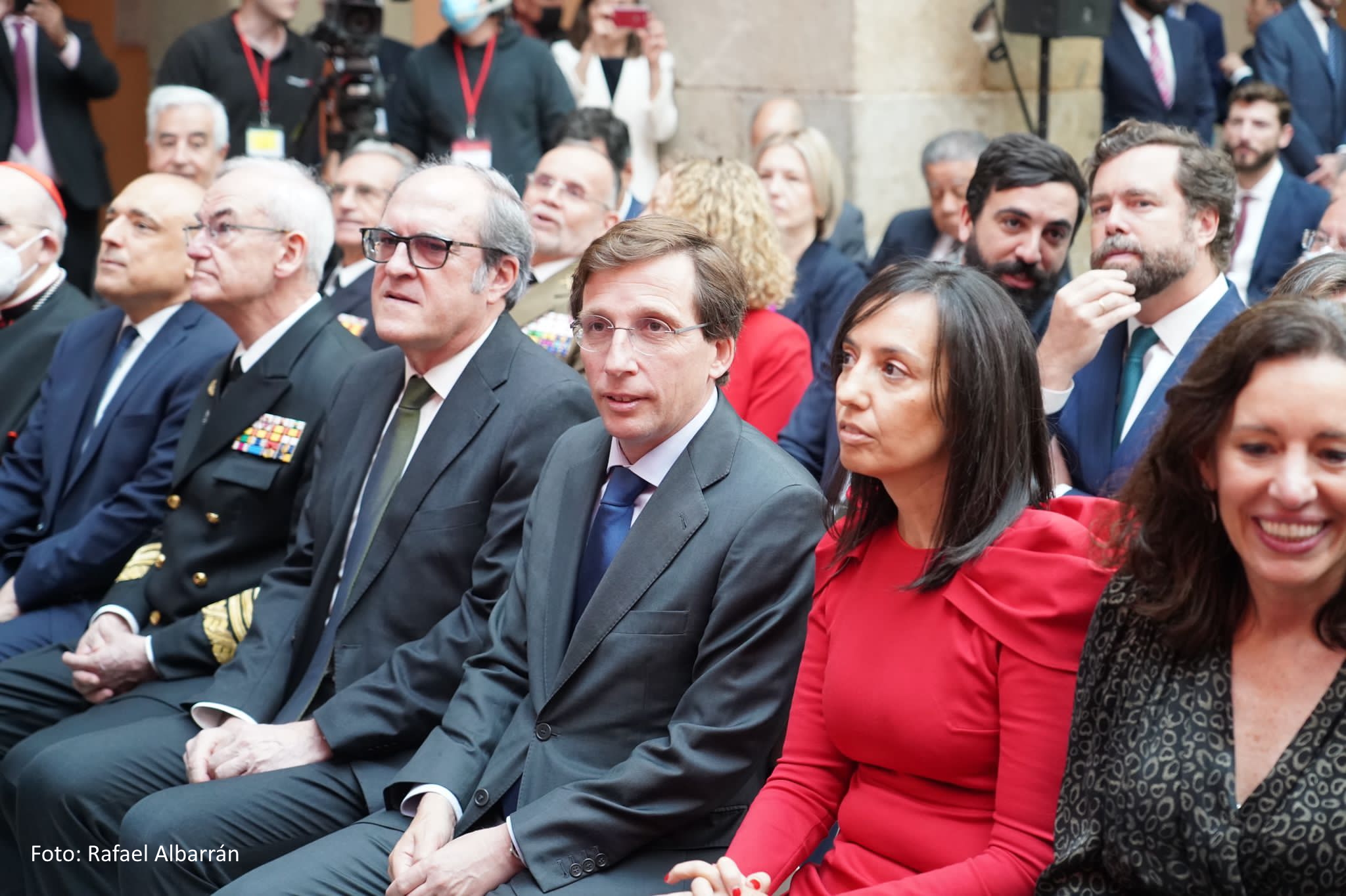 Asistentes al acto institucional del 2 de mayo, entre los que se ve al Defensor, José Luis Martínez-Almeida y Mercedes González