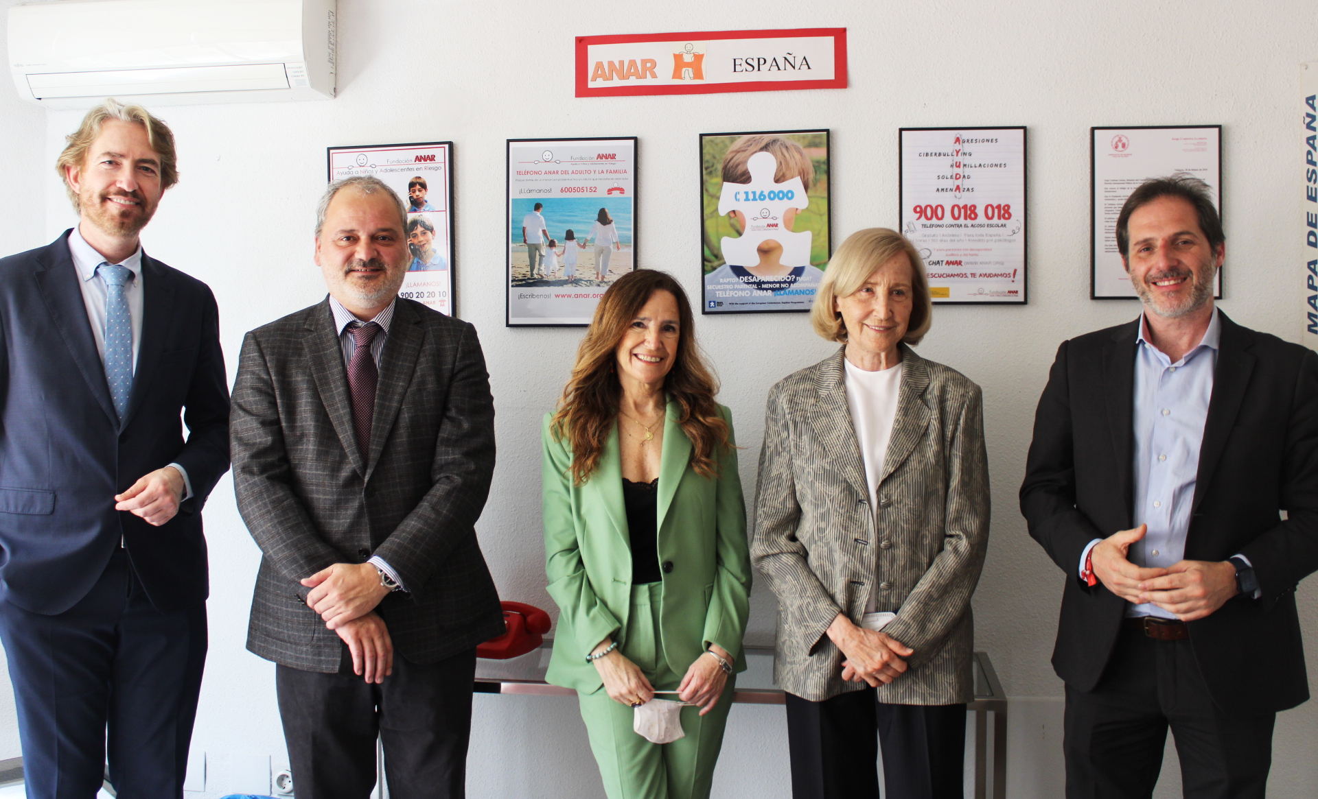 Teresa Jiménez-Becerril y Rafael Muguruza, durante su visita a la Fundación ANAR