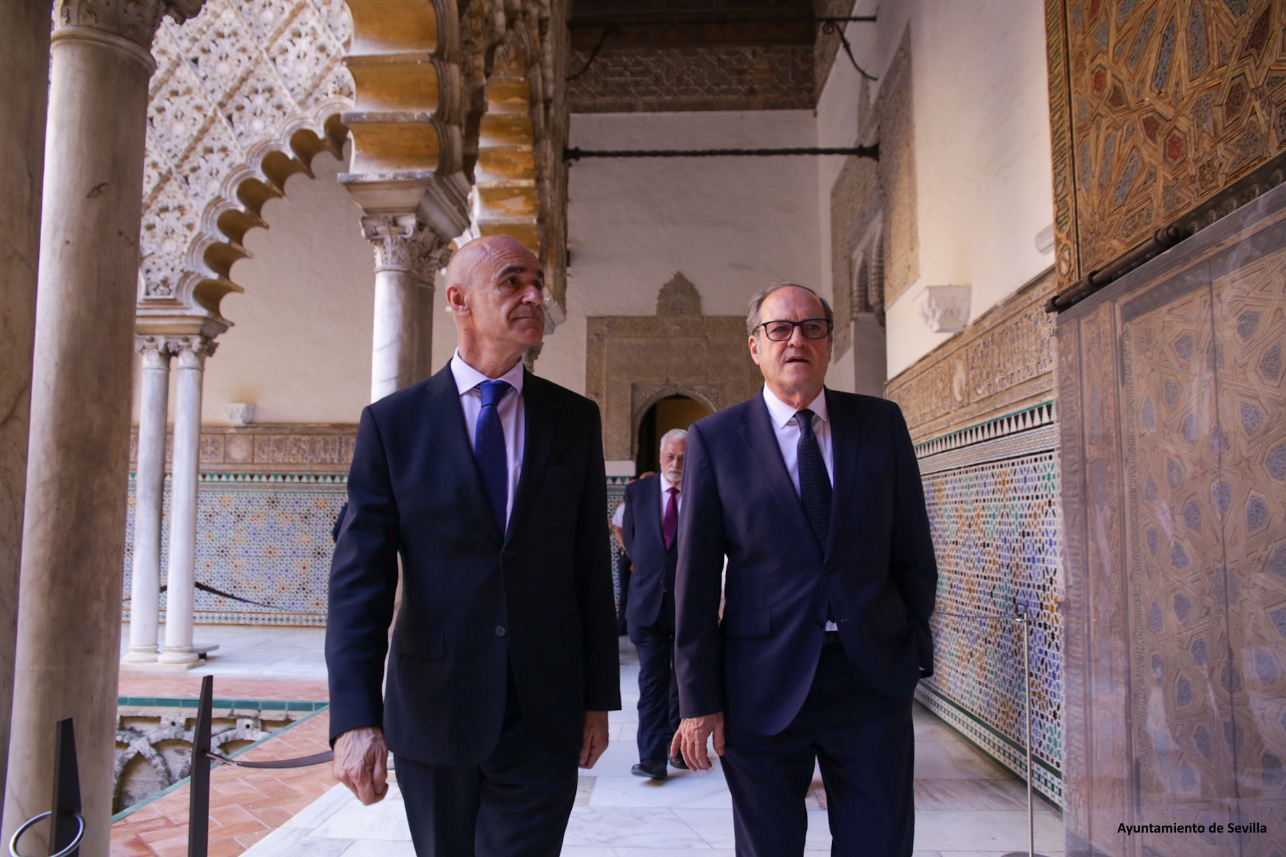 El Defensor del Pueblo pasea por el Real Álcazar hispalense junto a Antonio Muñoz, alcalde de Sevilla