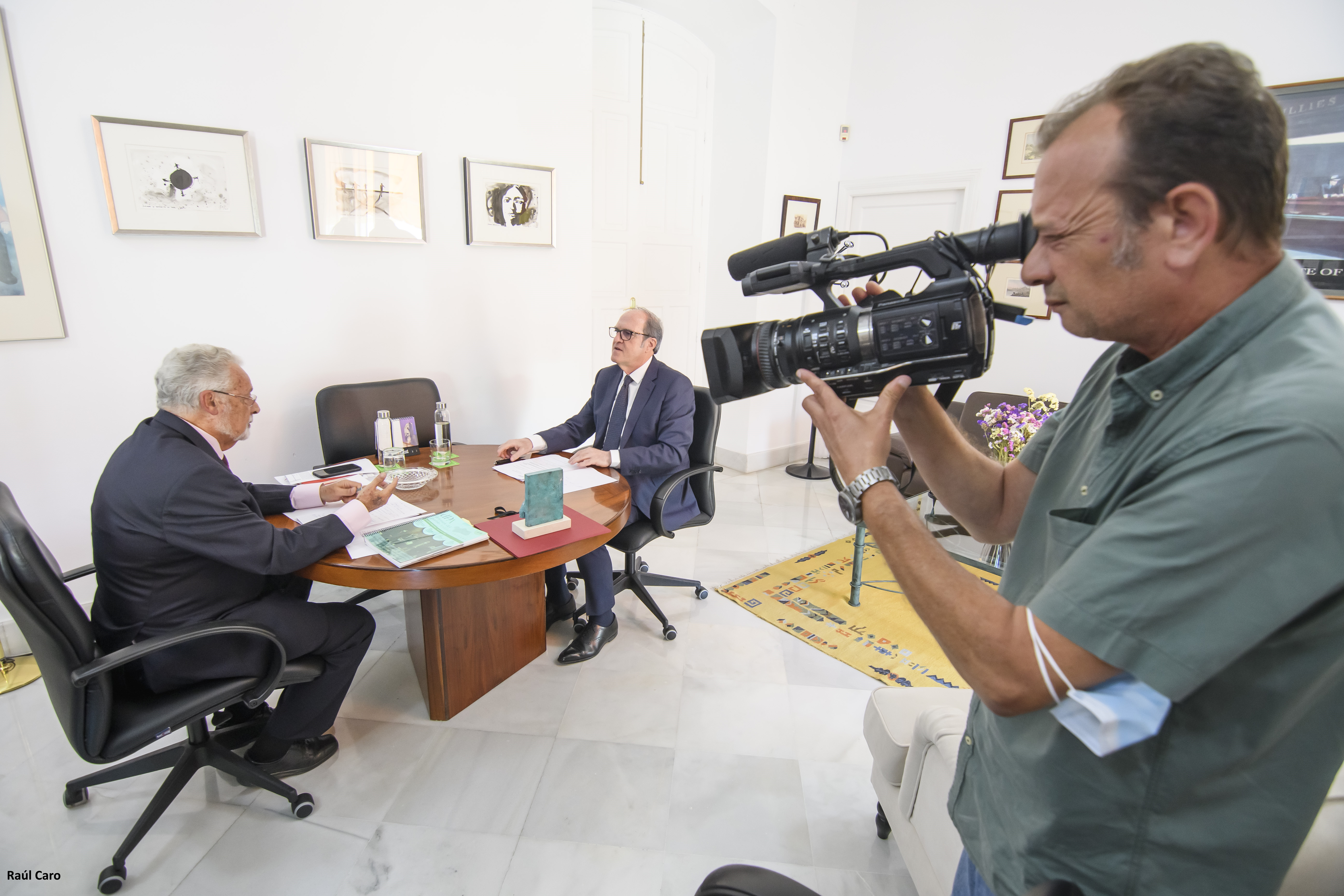 Ángel Gabilondo y Jesús Maeztu durante su reunión en la sede de la Defensoría andaluza