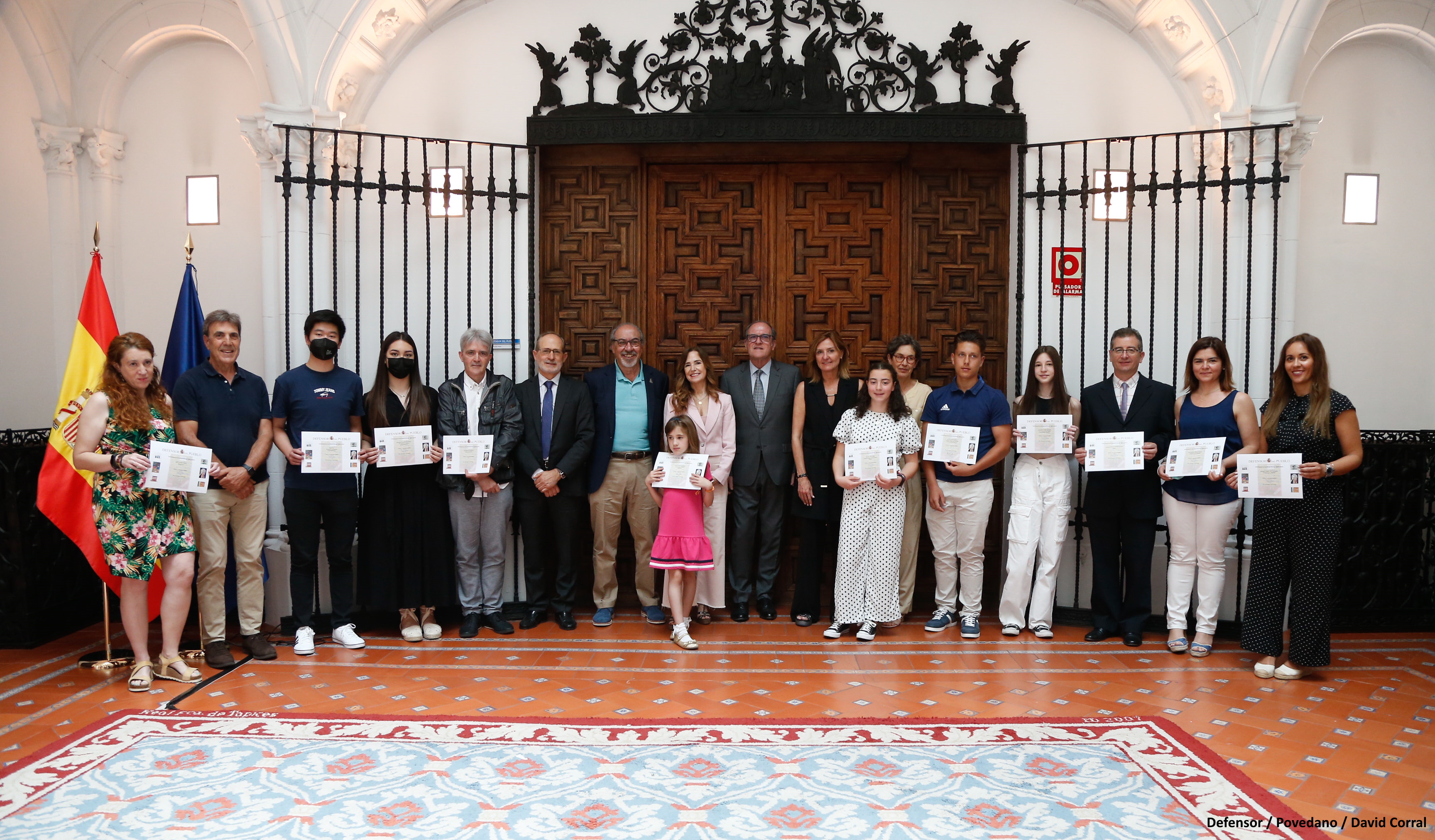 Foto de grupo del Defensor y las adjuntas junto a todos los galardonados