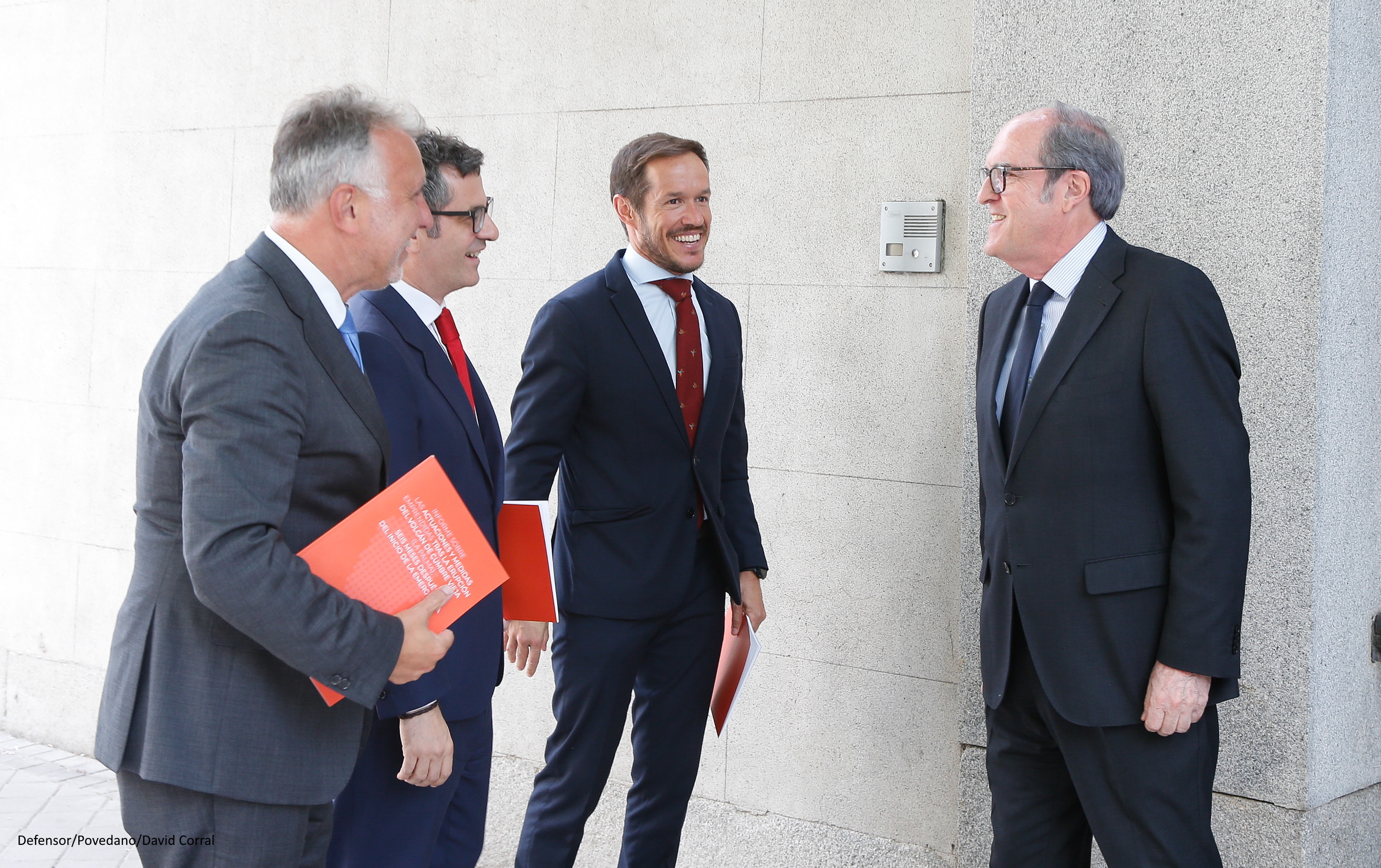 El ministro de Presidencia, el presidente de Canarias y presidente Cabildo charlan animadamente con el Defensor del Pueblo