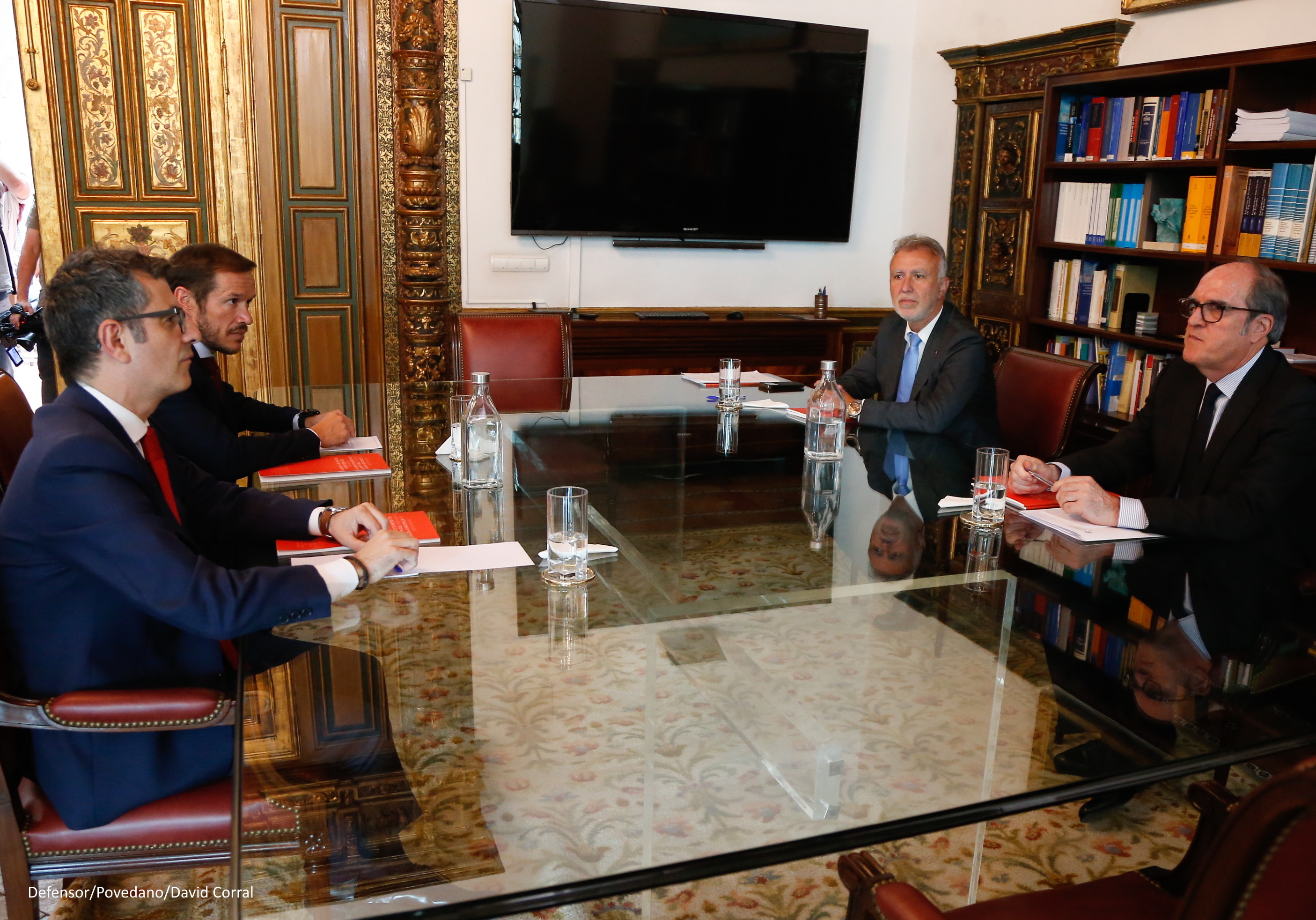 El ministro de Presidencia, el presidente de Canarias y presidente Cabildo reunidos con el Defensor del Pueblo