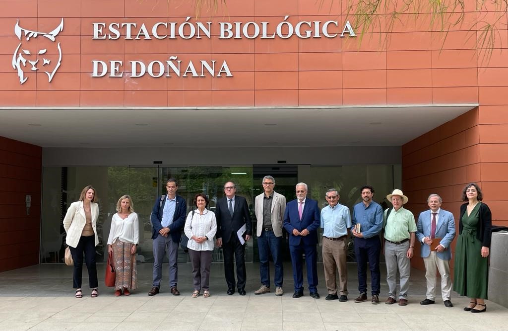 Foto de grupo ante la estación biológica de Doñana