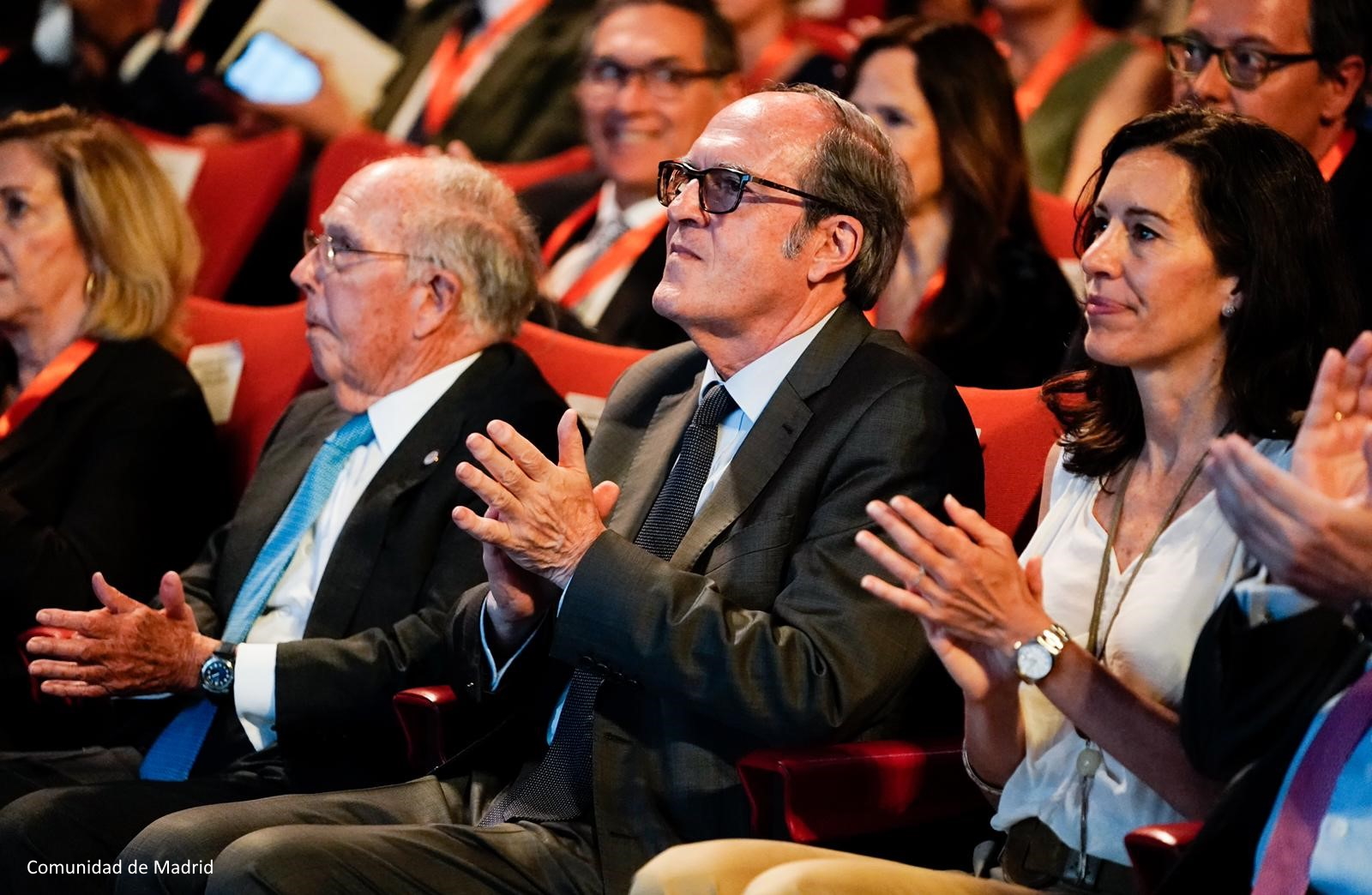 Ángel Gabilondo aplaude durante el I Congreso Internacional de Víctimas de Terrorismo