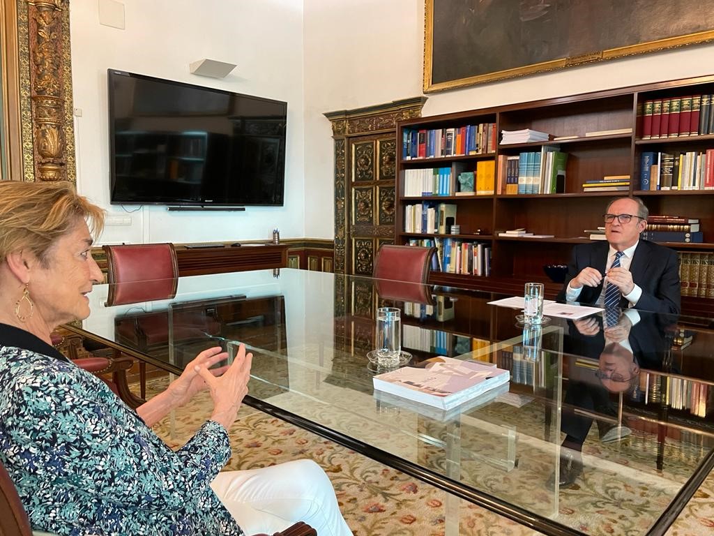 Ángel Gabilondo y Victoria Ortega durante su reunión en la sede de la institución