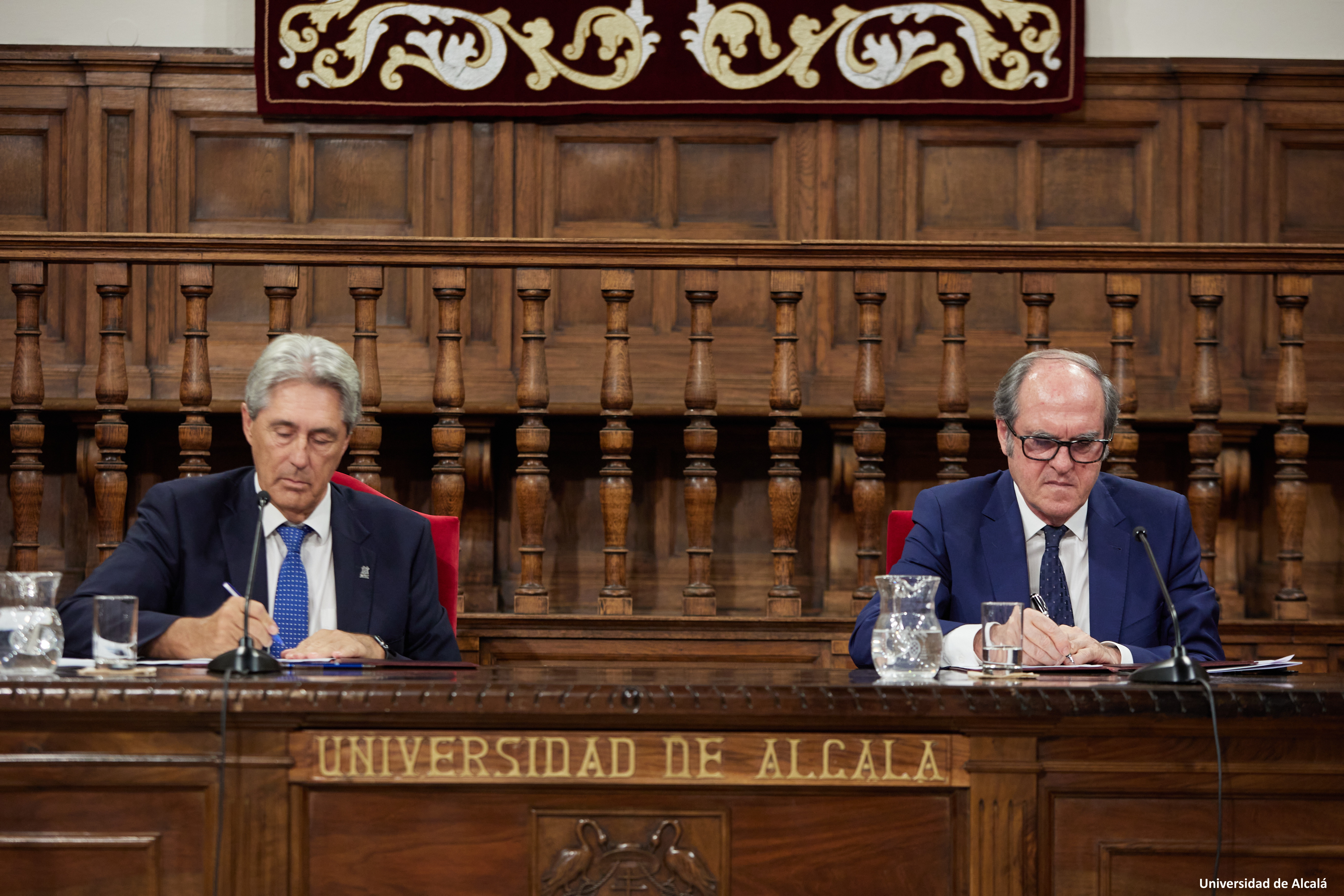 El rector de la UAH y el Defensor durante la renovación de la Cátedra