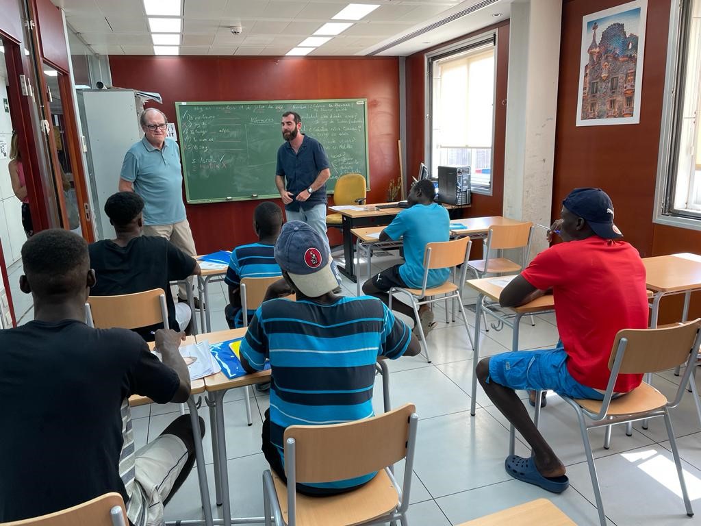 El Defensor en una clase en el CETI de Melilla