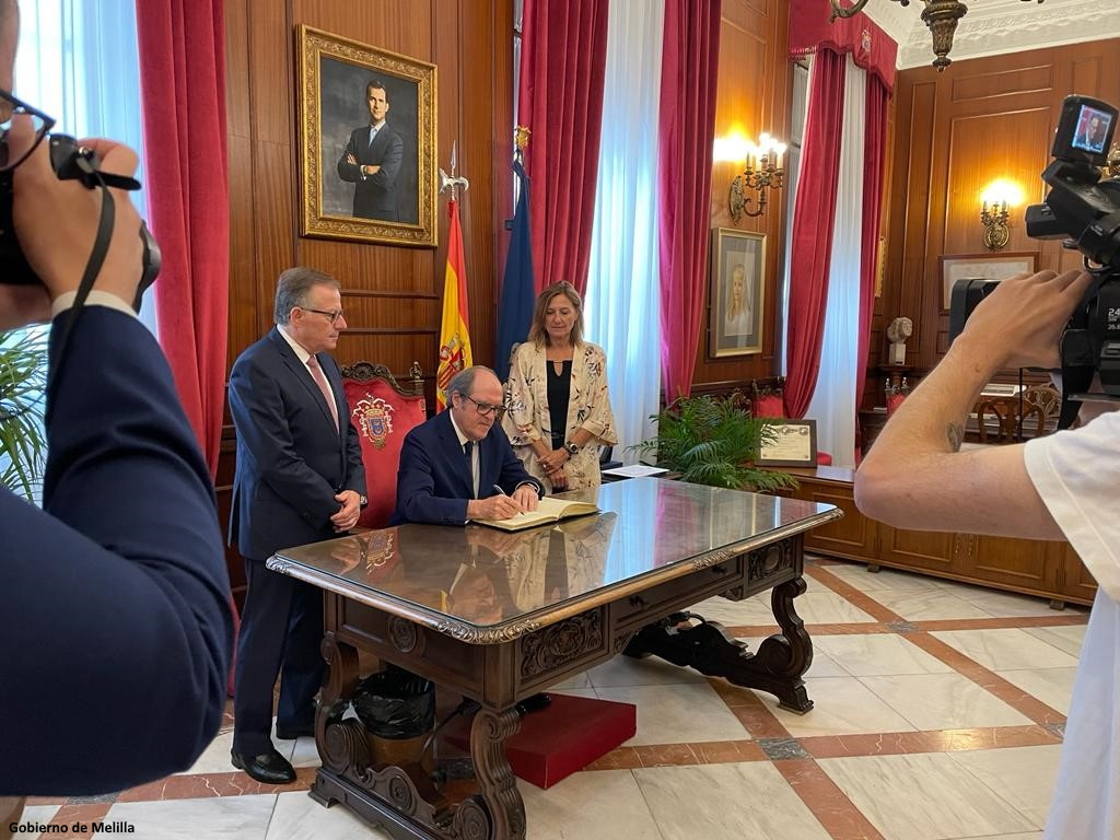 El Defensor del Pueblo firma en el libro de honor de la Ciudad Autónoma de Melilla