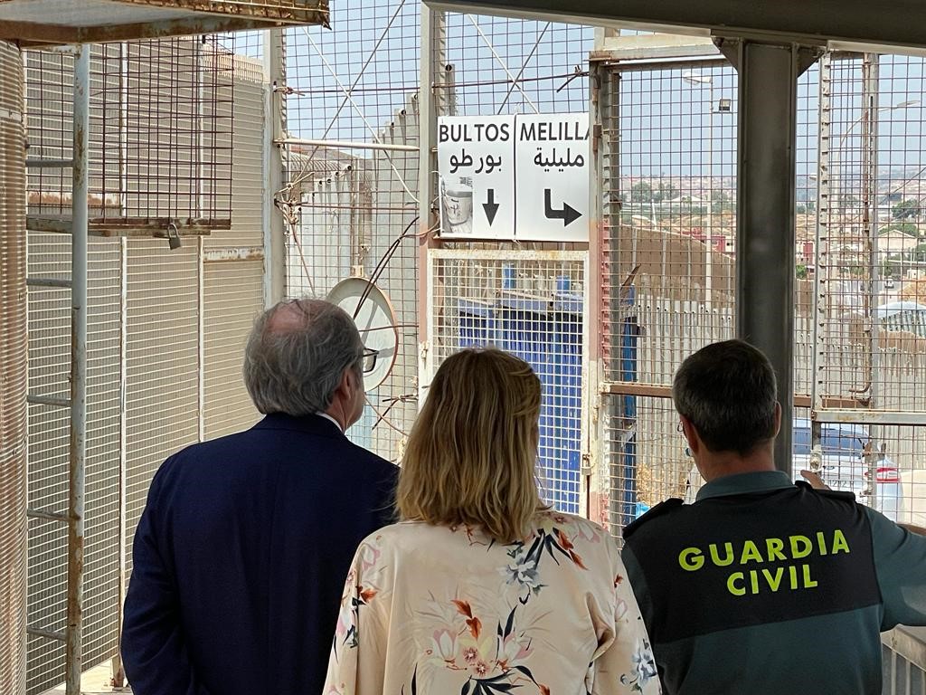 El Defensor y la adjunta segunda en la valla de Melilla