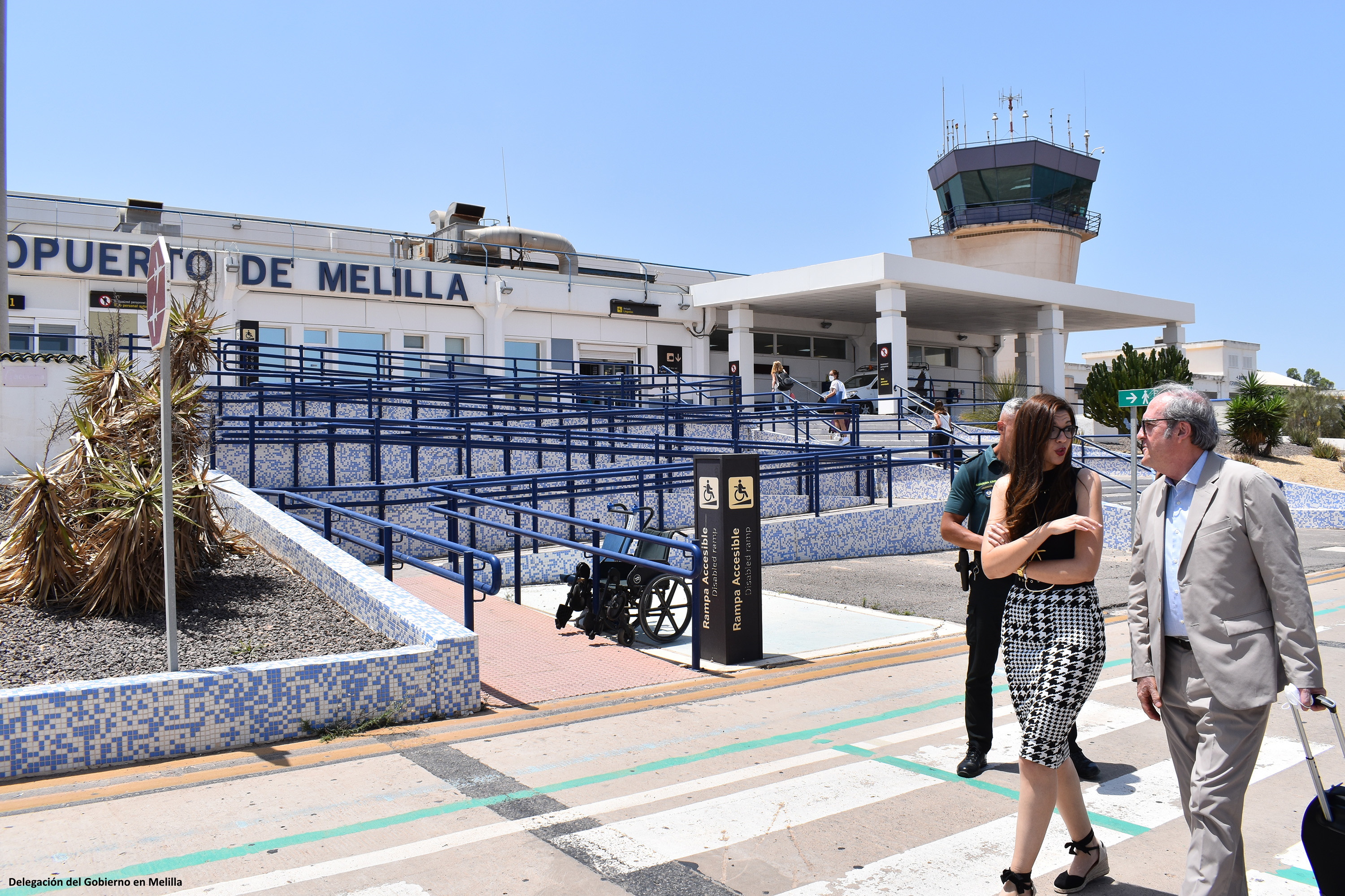 Ángel Gabilondo y la delegada del Gobierno en Melilla en el aeropuerto de Melilla