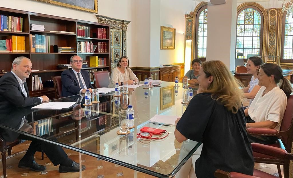 El Defensor del Pueblo, Ángel Gabilondo, reunido con representantes de la Asociación Estatal de Acogimiento Familiar