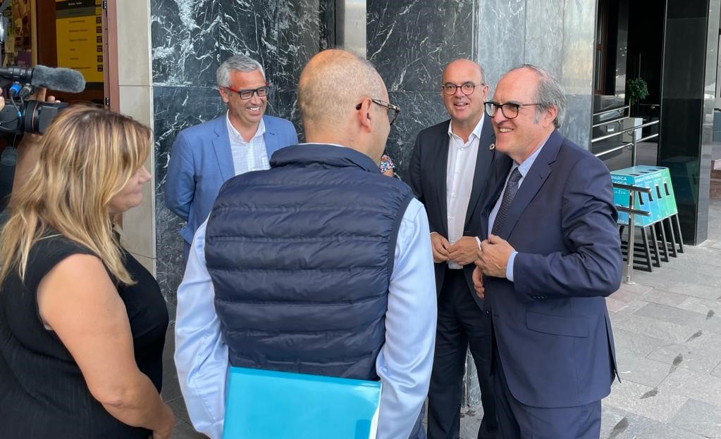 Ángel Gabilondo se reúne con el delegado del Gobierno en Canarias y con el diputado del Común