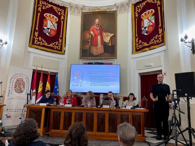 La adjunta segunda del Defensor del Pueblo, Patricia Bárcena, participa en una mesa redonda sobre acceso a mecanismos de denuncia segura