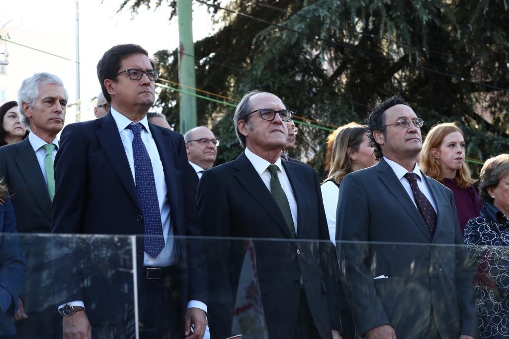 El Defensor del Pueblo, Ángel Gabilondo, durante el desfile militar del 12 de octubre