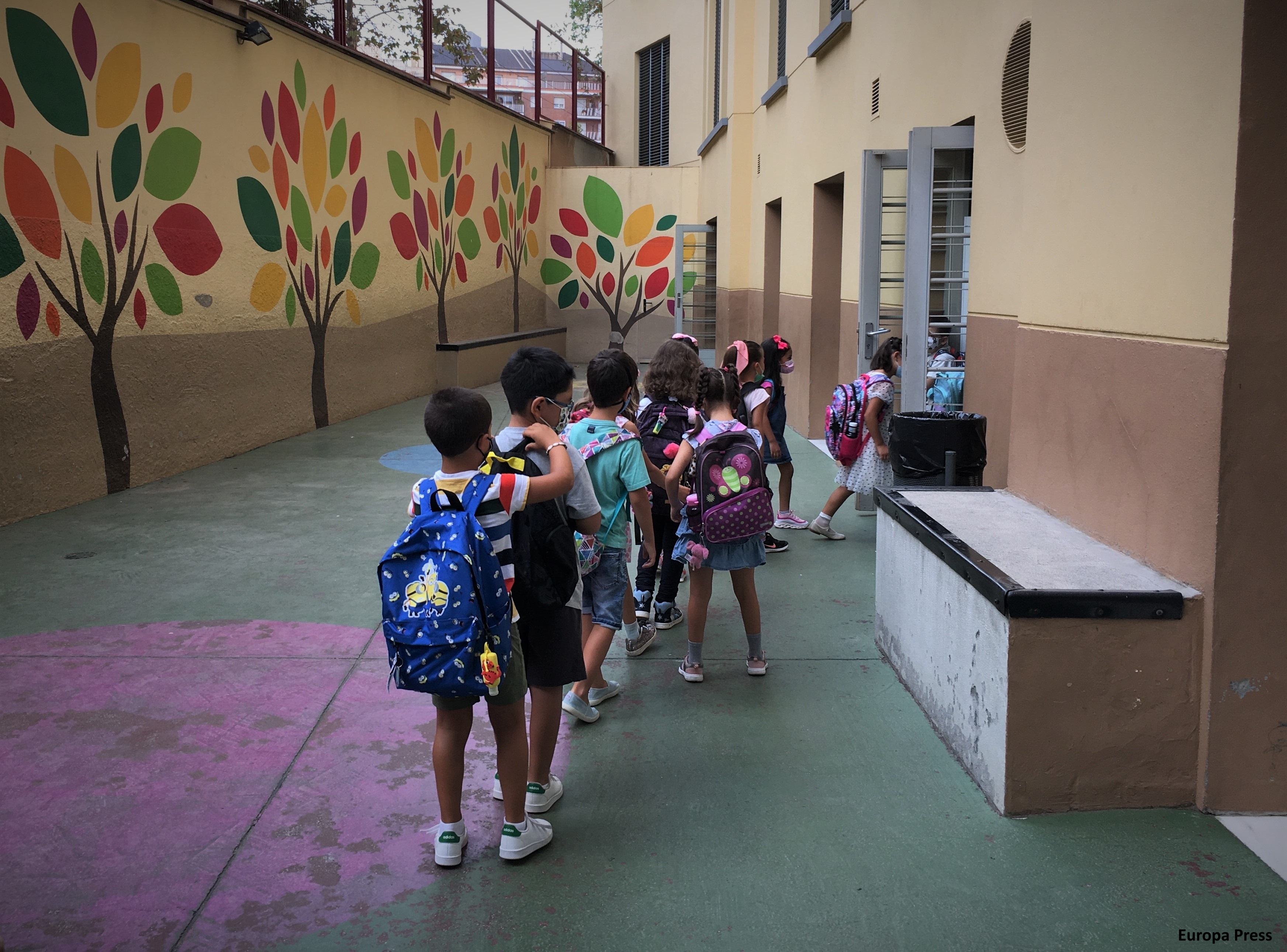 Cola a la entrada de un colegio