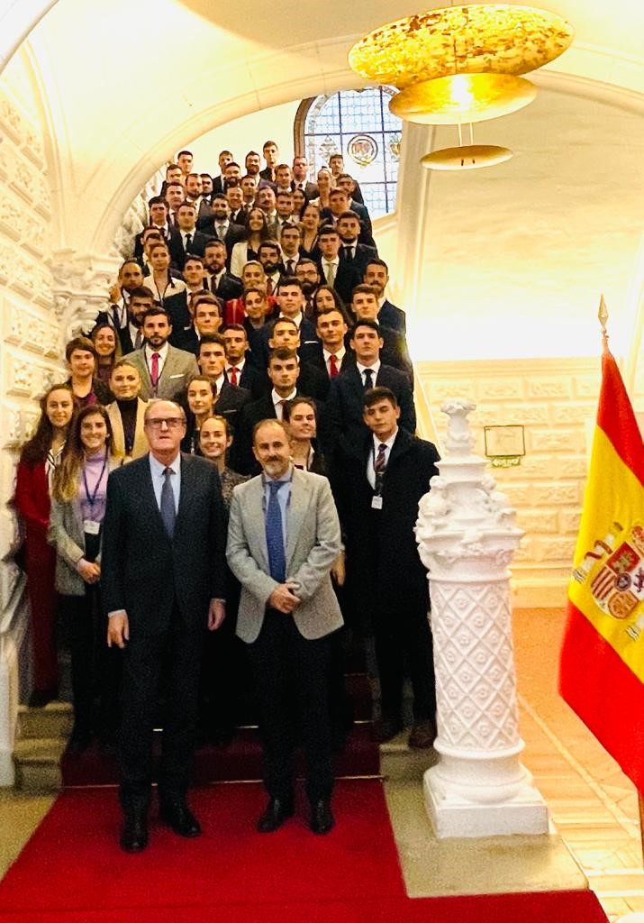 Ángel Gabilondo mantiene un encuentro con alumnos de la Academia de Oficiales de la Guardia Civil