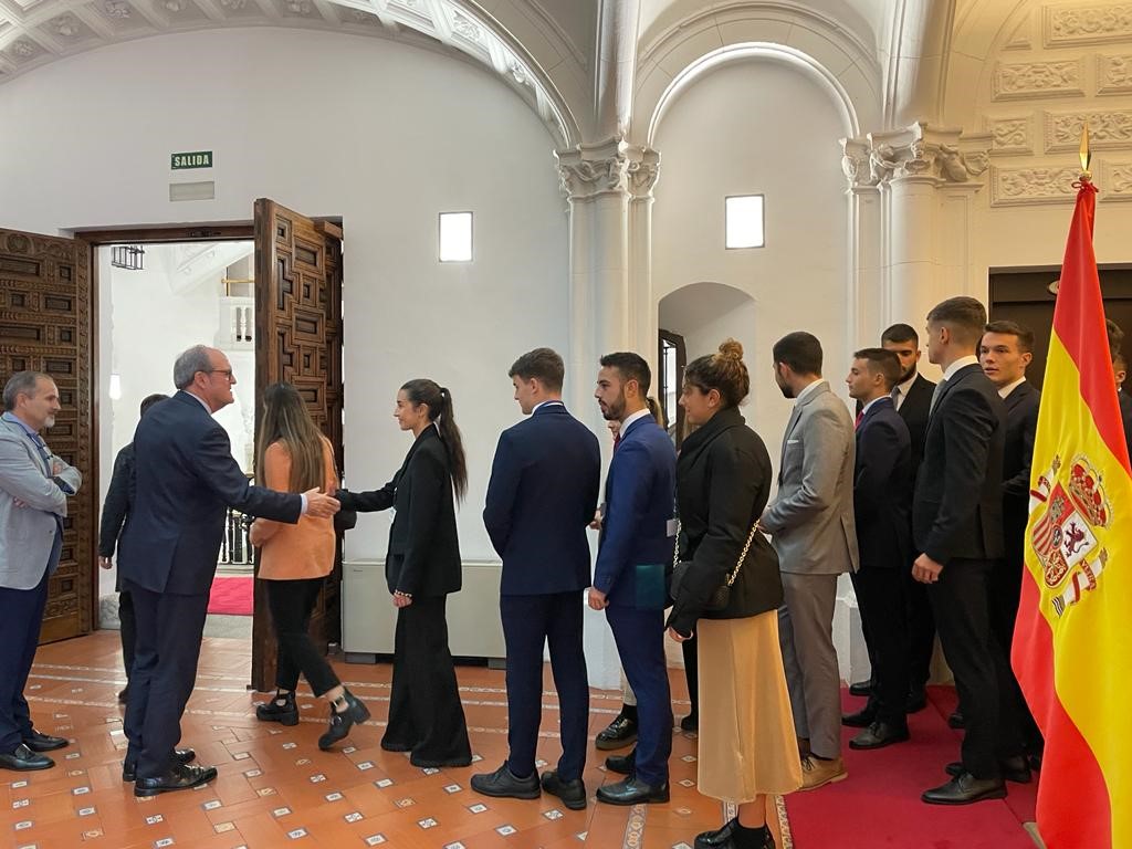 Ángel Gabilondo mantiene un encuentro con alumnos de la Academia de Oficiales de la Guardia Civil