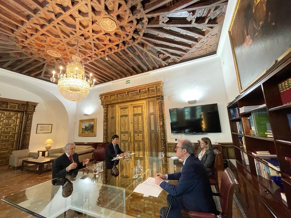 El Defensor del Pueblo, Ángel Gabilondo reunido con el embajador del Perú en España, Óscar Maúrtua