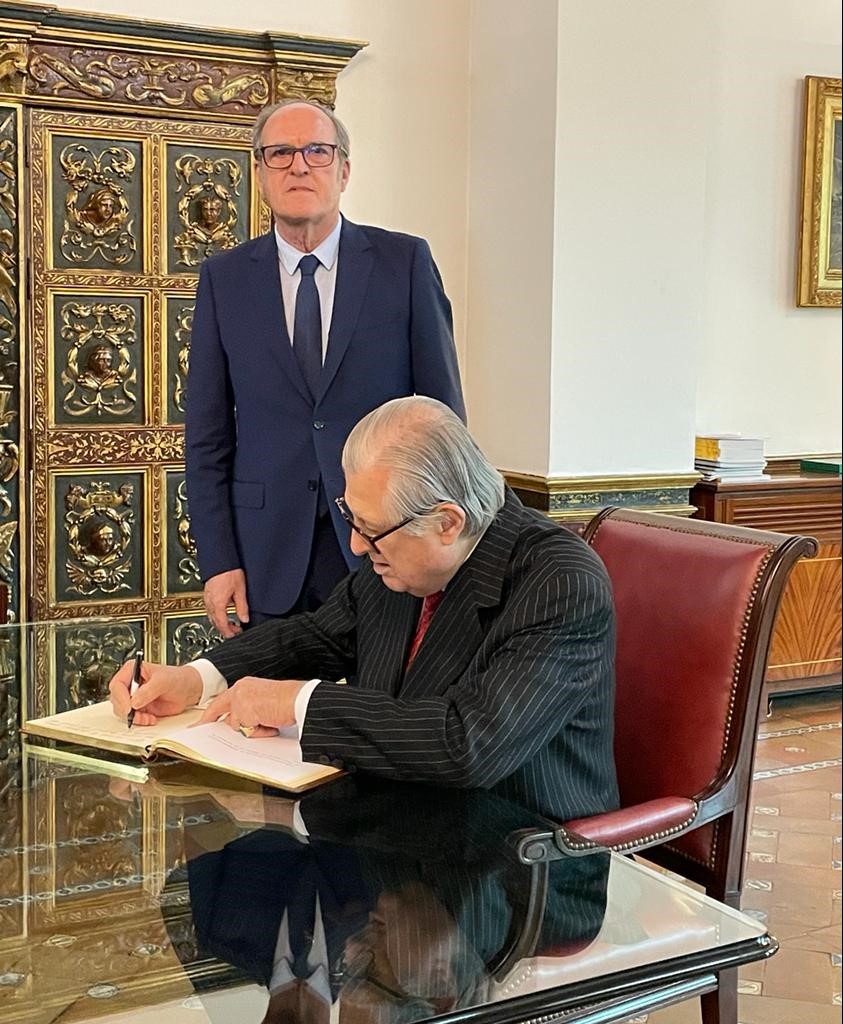 El Defensor del Pueblo, Ángel Gabilondo reunido con el embajador del Perú en España, Óscar Maúrtua