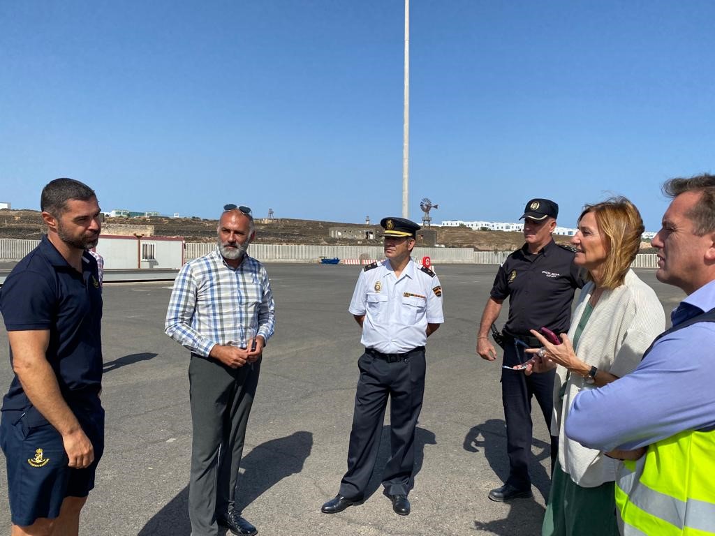 La adjunta segunda del Defensor del Pueblo, Patricia Bárcena, en el muelle de Lanzarote con personal de la Autoridad Portuaria y de Salvamento Marítimo