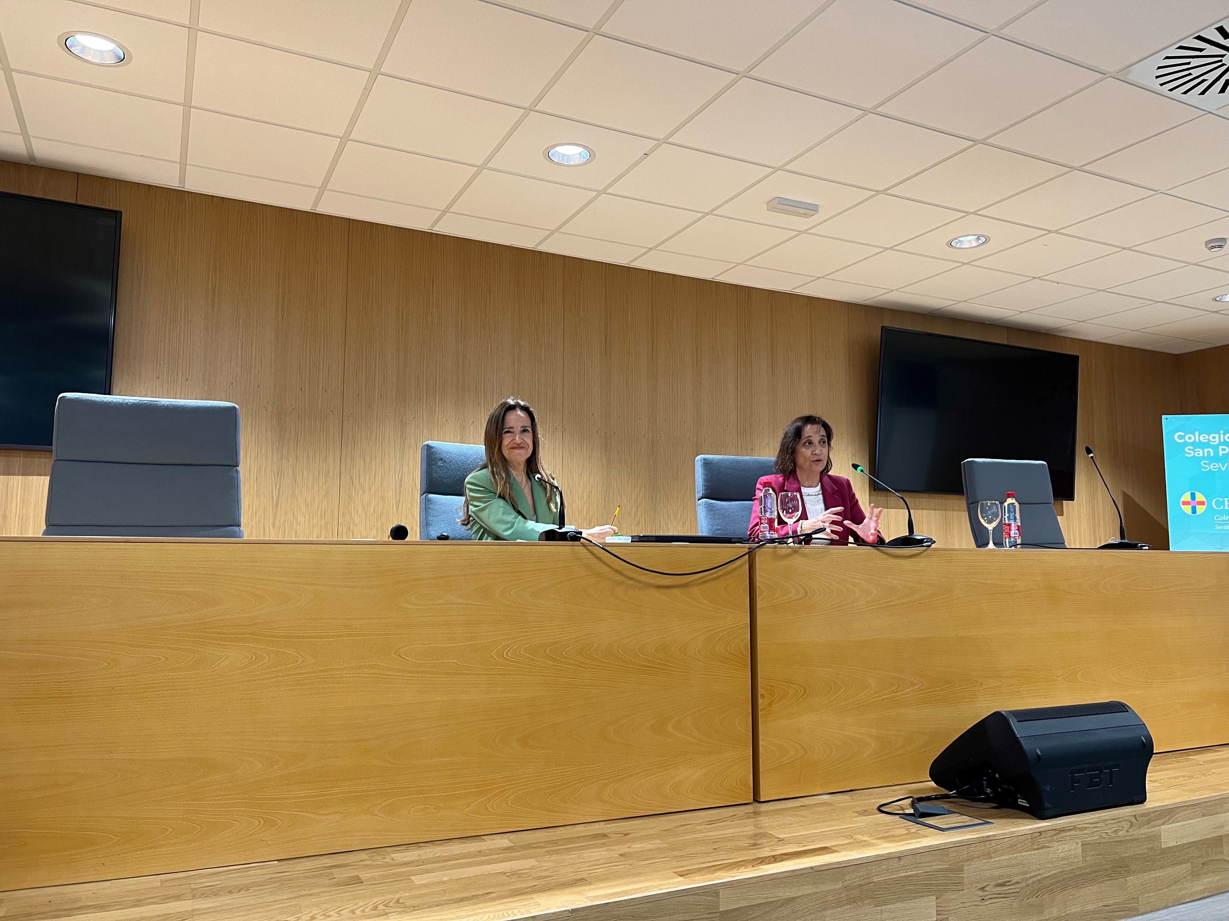 La adjunta primera del Defensor del Pueblo, Teresa Jiménez-Becerril en el CEU San Pablo de Sevilla