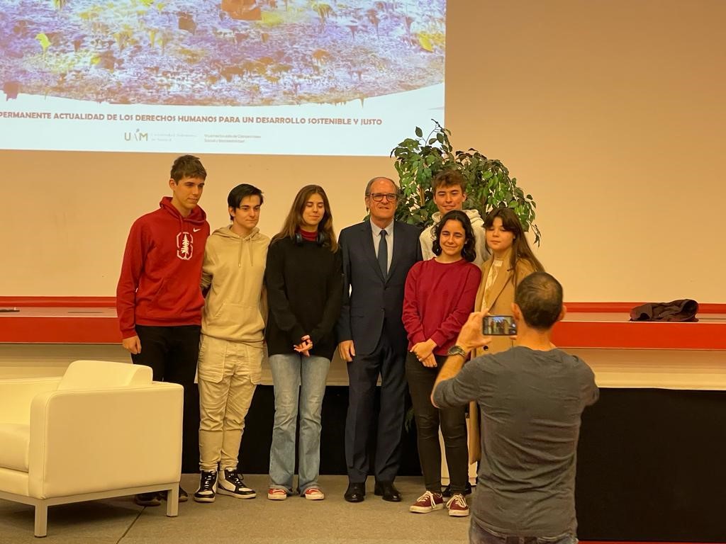 El Defensor del Pueblo, Ángel Gabilondo con alumnos y alumnas en la UAM